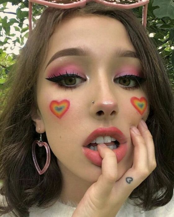 Chica con maquillaje natural decorado con corazones; 13 Maquillajes aesthetic para presumir en tu IG