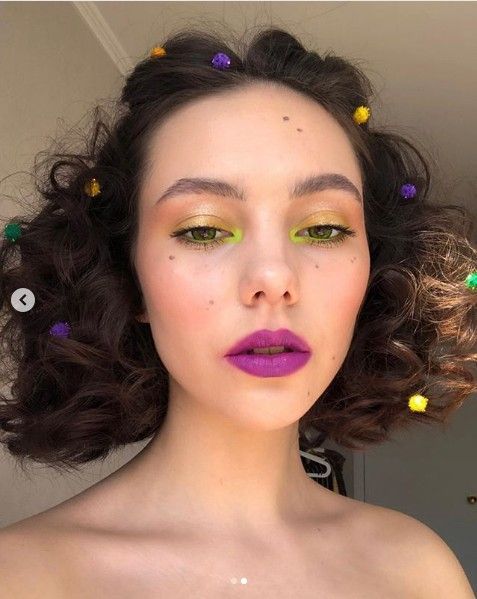 Chica con labios morados y sombra verde; 13 Maquillajes aesthetic para presumir en tu IG