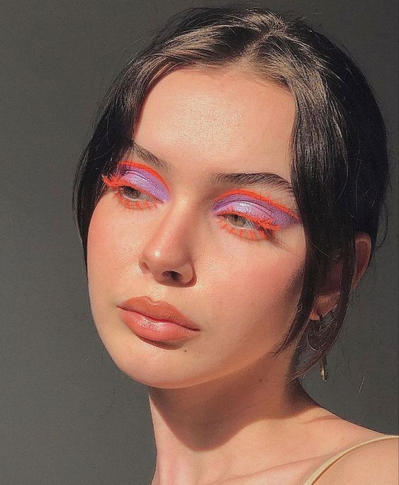 Chica con maquillaje de ojos lila y naranja; 13 Maquillajes aesthetic para presumir en tu IG