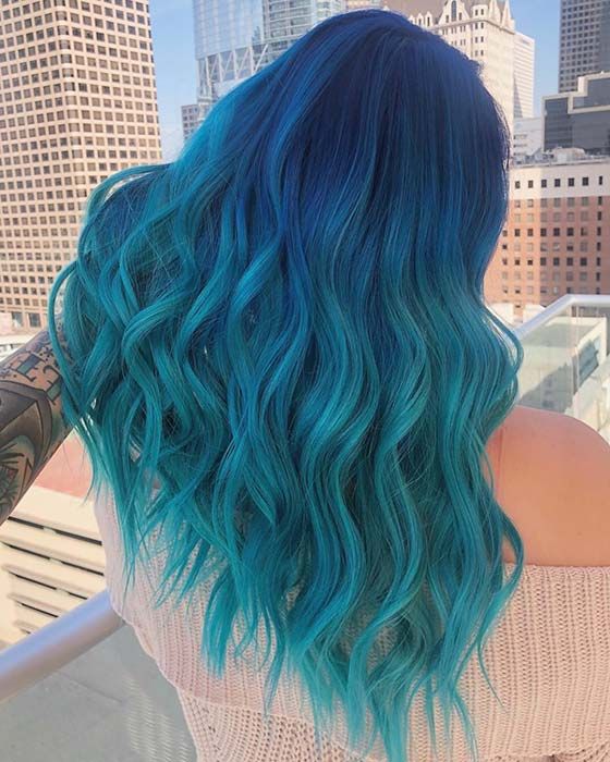 chica con cabello ondulado en balayage azul y verde; Ideas para pintarte el cabello de un color que nunca imaginaste