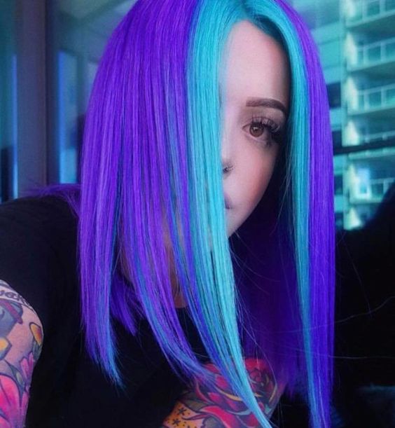 chica con cabello teñido en color purpura intenso y verde menta; Ideas para pintarte el cabello de un color que nunca imaginaste