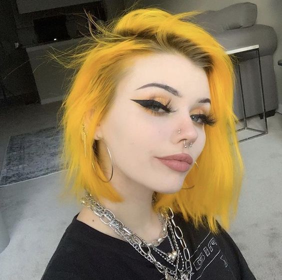 chica con cabello teñido de amarillo; Ideas para pintarte el cabello de un color que nunca imaginaste