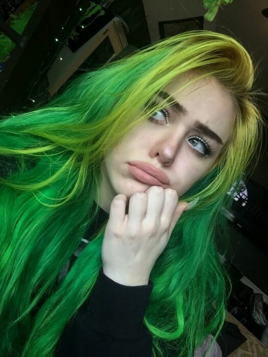 chica con cabello teñido en tono verde; Ideas para pintarte el cabello de un color que nunca imaginaste