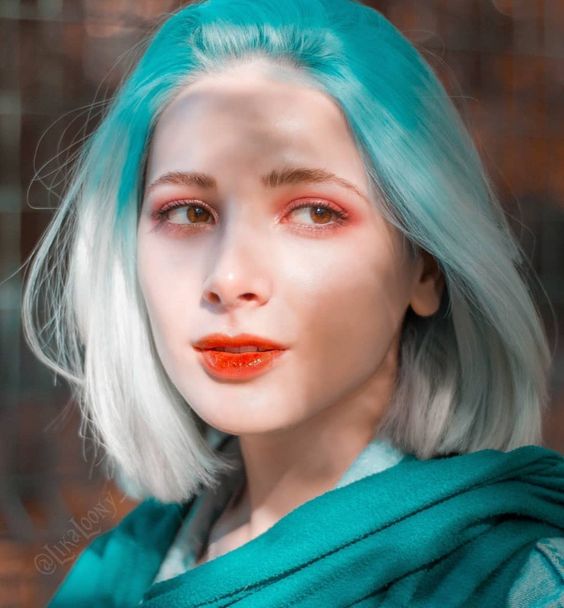 chica con cabello teñido en blanco con verde azulado; Ideas para pintarte el cabello de un color que nunca imaginaste