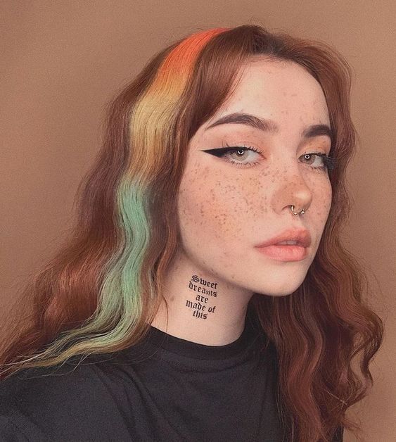 chica de cabello castaño con una mecha teñida en balayage; Ideas para pintarte el cabello de un color que nunca imaginaste