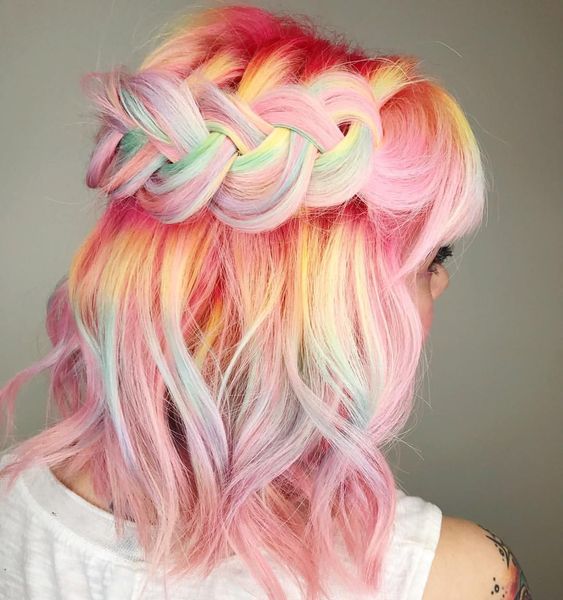 Chica con cabello teñido en tonos pastel; Ideas para pintarte el cabello de un color que nunca imaginaste