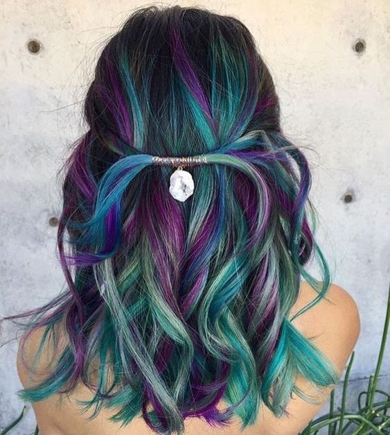 chica con cabello teñido en tonos morado con verde; Ideas para pintarte el cabello de un color que nunca imaginaste