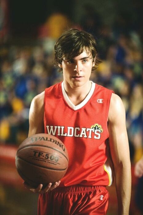Zac Efron para la película: High School Musical; 15 Celebridades que se dicen arrepentidas de los papeles que han tomado