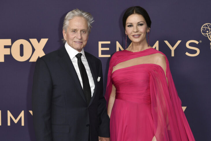 Michael Douglas y Catherine Zeta Jones durante la entrega de premios Emmy