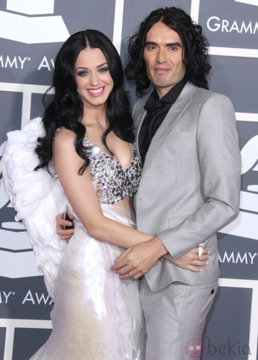 Russell Brand y Katy Perry abrazados posando para una fotografía 