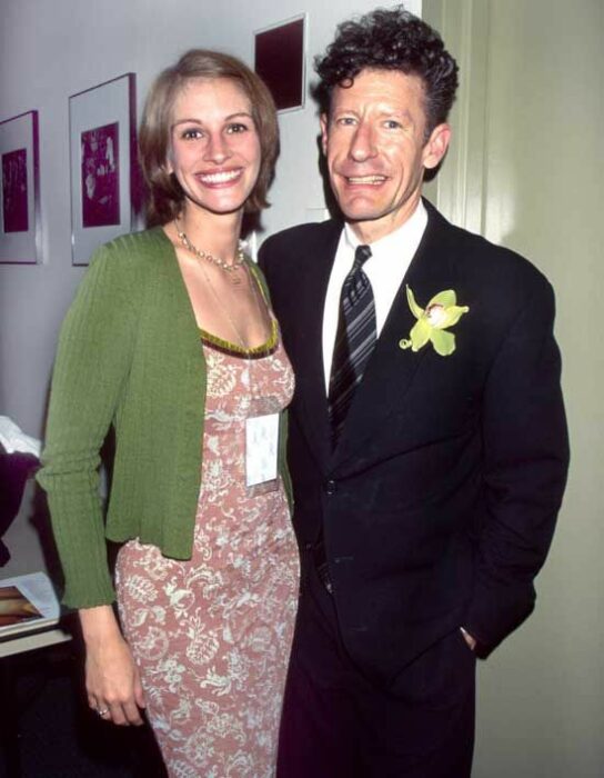 Julia Roberts y Lyle Lovett abrazados posando para una fotografía 
