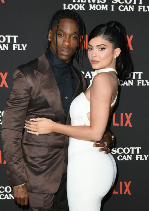 Travis Scott y Kylie Jenner abrazados posando para una fotografía 