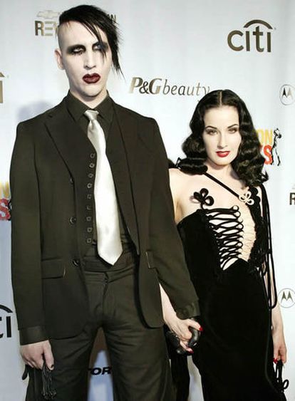 Dita Von Teese y Marilyn Manson abrazados posando para una fotografía 