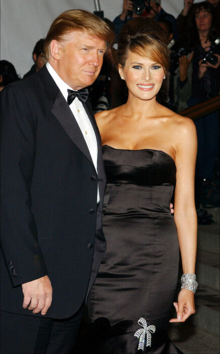 Donald Trump y Melania abrazados posando para una fotografía 