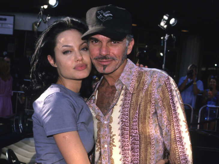 Angelina Jolie y Billy Bob Thornton abrazados posando para una fotografía 