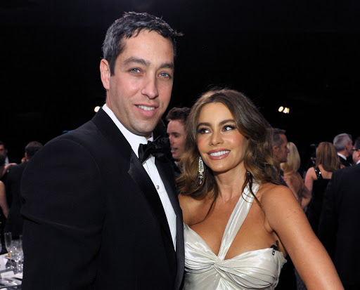 Nick Loeb y Sofia Vergara abrazados posando para una fotografía 