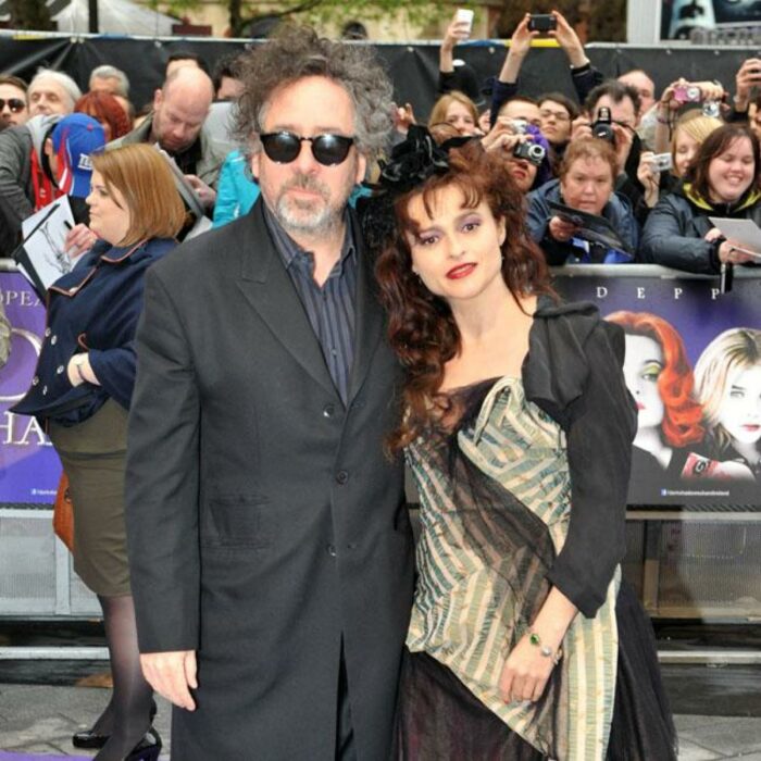Tim Burton y Helena Bonham Carter abrazados durante una sesión de fotos en una alfombra roja 