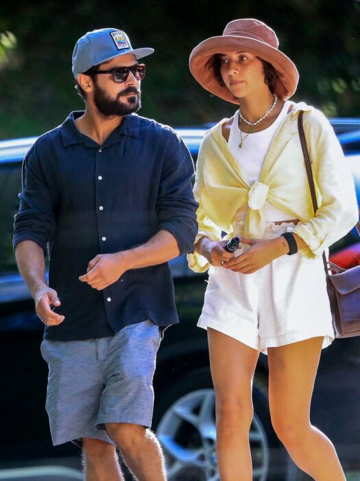 Zac Efron caminando junto a su novia Vanessa Valladares 