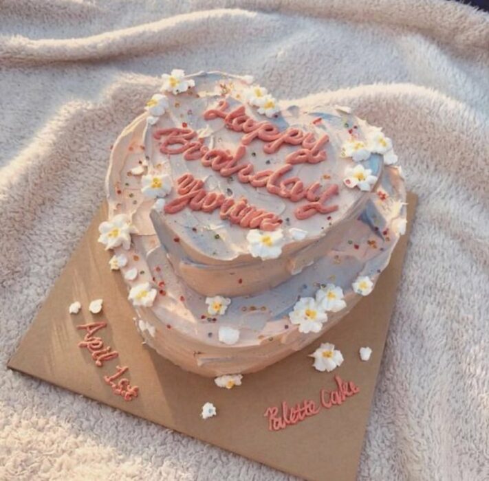 Pastel en forma de corazón con betún alto; 15 Pasteles para celebrar tu cumple con un toque cute 