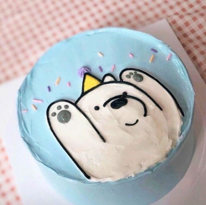 Pastel de mora decorado con un oso escandaloso; 15 Pasteles para celebrar tu cumple con un toque cute 