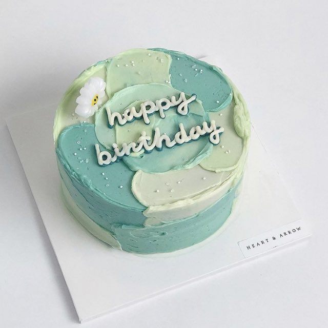 Pastel de menta con matcha decorado con betún de crema; 15 Pasteles para celebrar tu cumple con un toque cute 