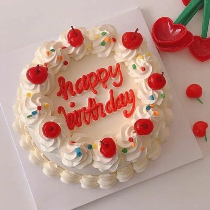 Pastel de vainilla con fresas decorado con cerezas; 15 Pasteles para celebrar tu cumple con un toque cute 