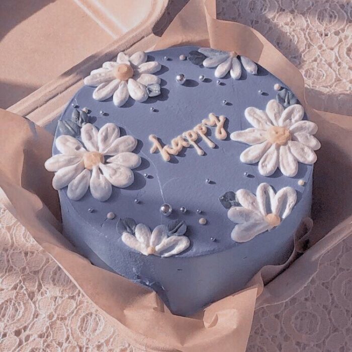 Pastel de zarzamora con flores blancas; 15 Pasteles para celebrar tu cumple con un toque cute 