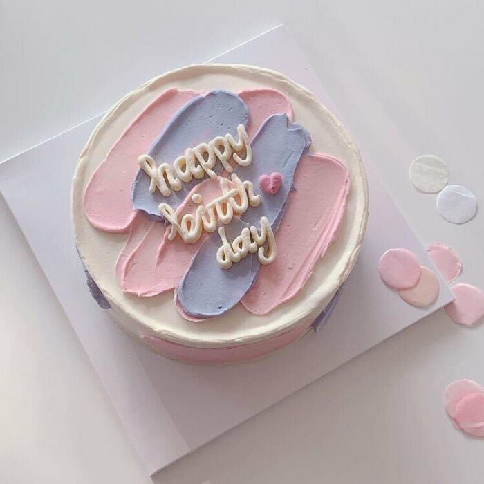 Pastel de vainilla decorado con pinceladas de betún de frutos rojos; 15 Pasteles para celebrar tu cumple con un toque cute 