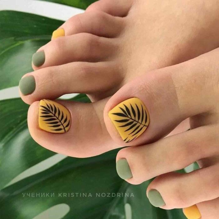 Diseño de uñas para pies en color amarillo y verde