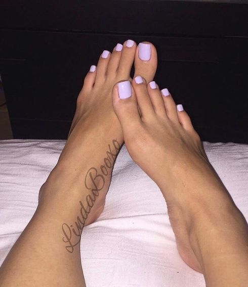 Diseño de uñas para pies en color morado