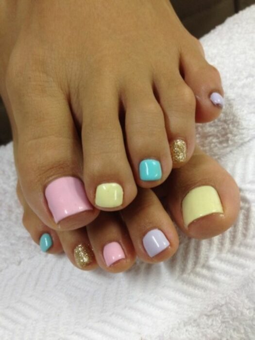 Diseño de uñas para pies en colores