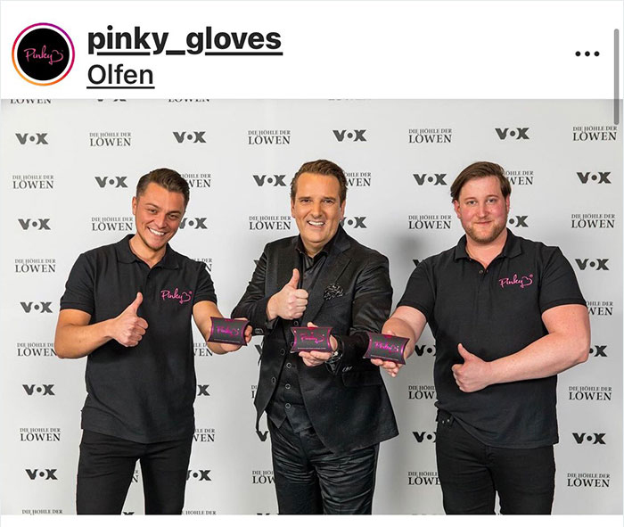 Creadores de los pinky gloves para cambiar las toallas y tampones 