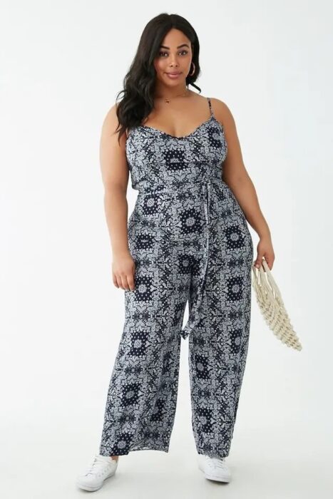 Chica usando un jumpsuit de color gris con estampado