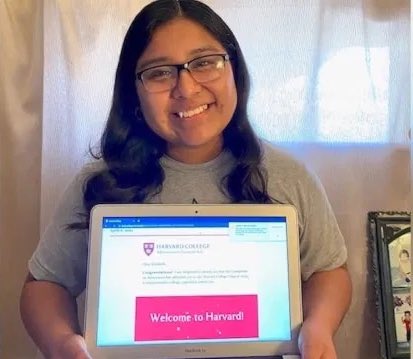 Chica purépecha sosteniendo su laptop mientras muestra su carta de aceptación en Harvard