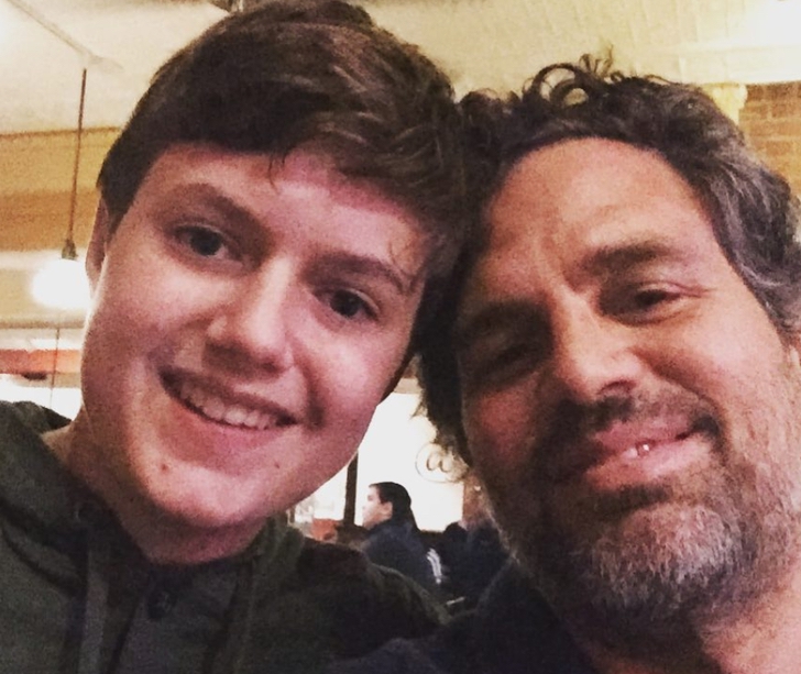 Keen Ruffalo posando junto a su padre Mark Ruffalo en una selfie 