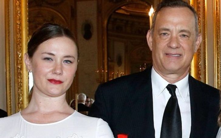Elizabeth Ann Hanks abrazando a su papá Tom Hanks