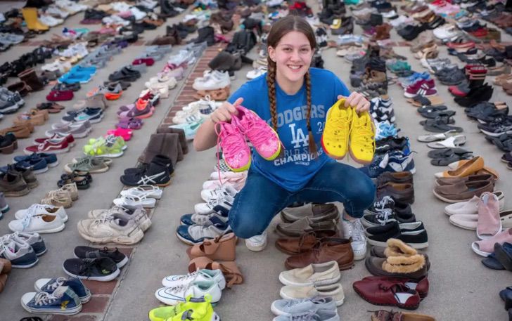 Chica sosteniendo varios pares de zapatos; Joven dona 30 mil pares de zapatos a personas sin hogar y crea una fundación