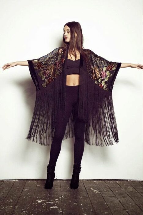 Chica con kimono de hilos en negro; 13 Ideas para usar un kimono como Sailor Mars