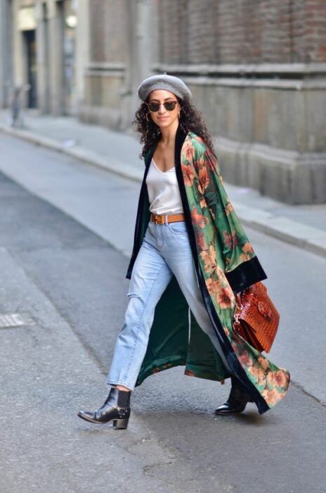 Chica con boina y kimono de seda; 13 Ideas para usar un kimono como Sailor Mars