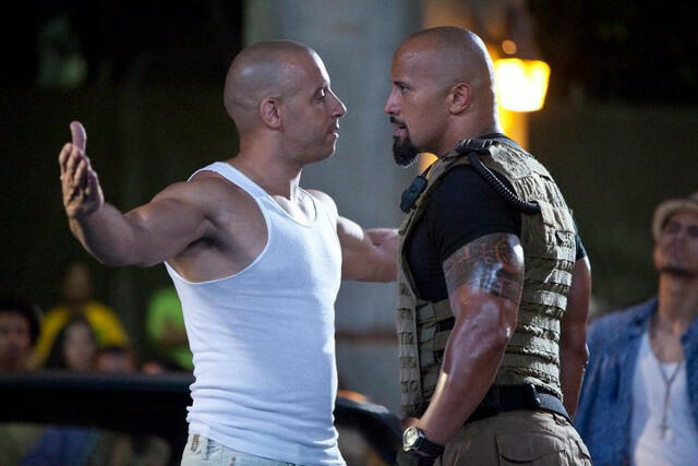 Escena de la película Rápido y Furioso. Toretto y Hobbs juntos 