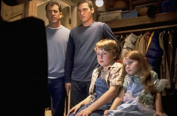 Escena de la película Señales. Familia viendo la televisión 