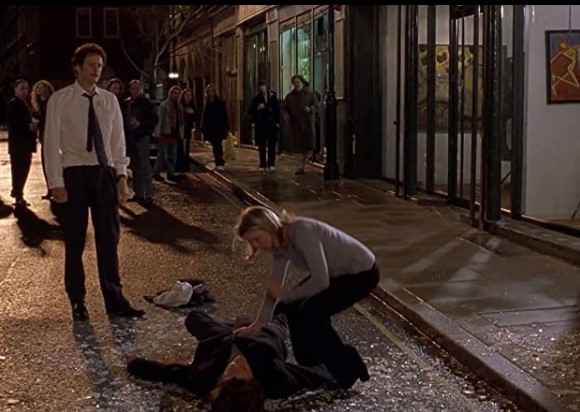 Escena de El diario de Bridget Jones. Hombres peleando por una chica