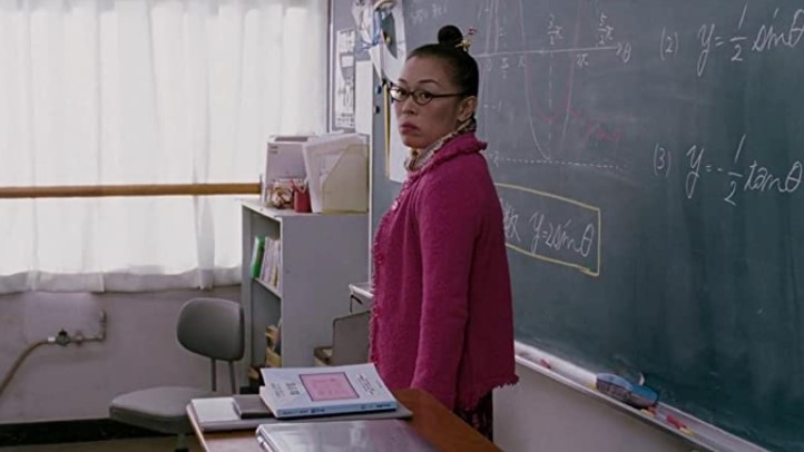 Escena de la película Reto Tokio. Maestra dando clases