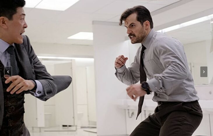 Escena de la película Misión Imposible. Henry Cavill peleando con otro actor 