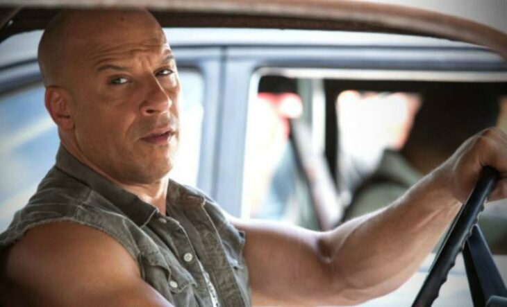 Escena de Rápido y Furioso. Toretto conduciendo sin ver a los otros 