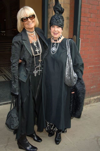 Mujer de la tercera edad vestida de color negro junto a su mejor amiga 