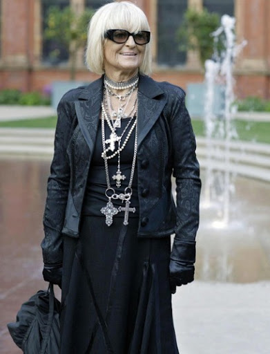 Mujer de la tercera edad vestida de color negro 