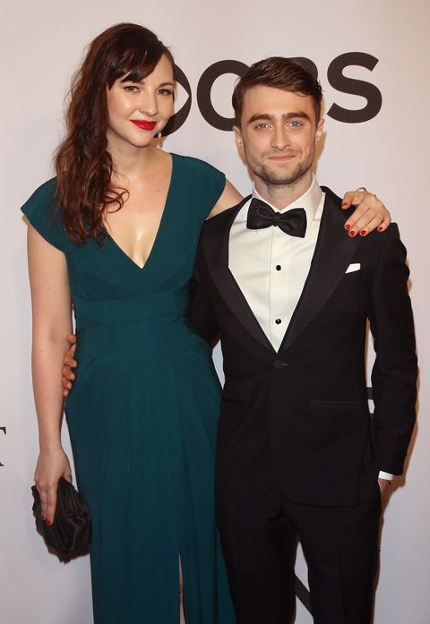 Erin Darke y Daniel Radcliffe posando para una fotografía en una alfombra roja