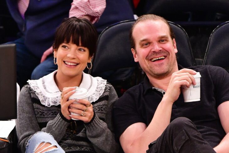 Lily Allen y David Harbour viendo un partido de baloncesto