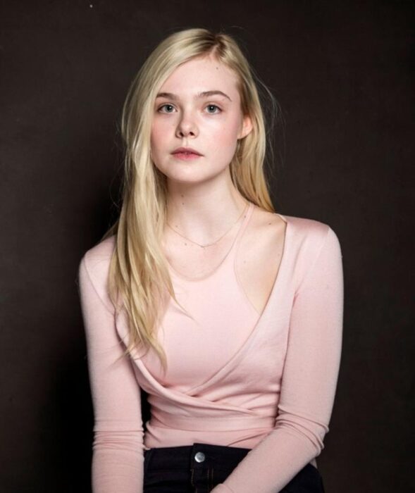 Elle Fanning en una sesión de fotos; 15 Celebridades menores de 30 que son las futuras promesas de Hollywood